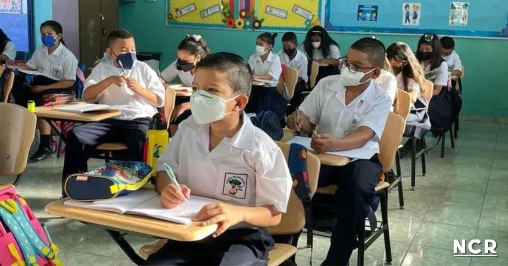 estudiantes con mascarilla
